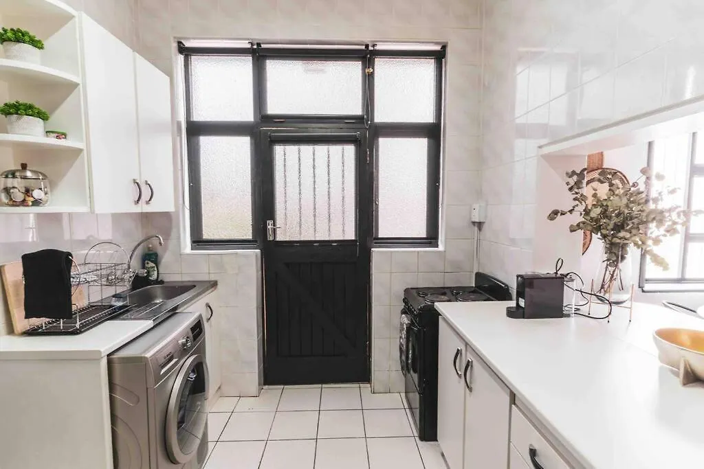 Cozy One-Bedroom In The Heart Of Sea Point Cape Town