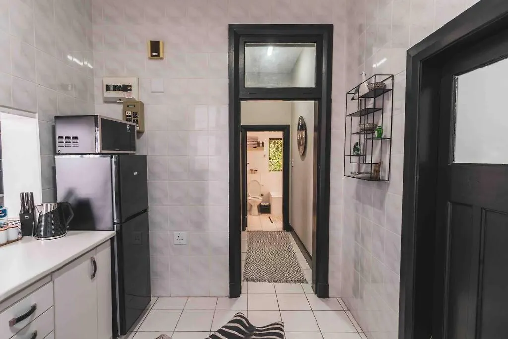 Cozy One-Bedroom In The Heart Of Sea Point Cape Town 0*,